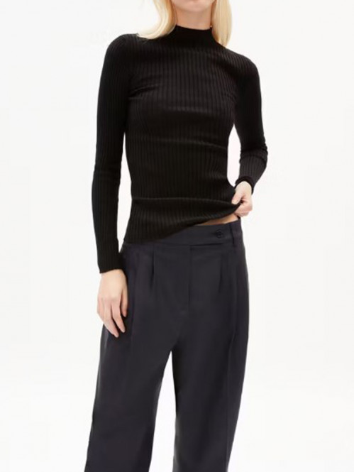 Alaania roll neck black 