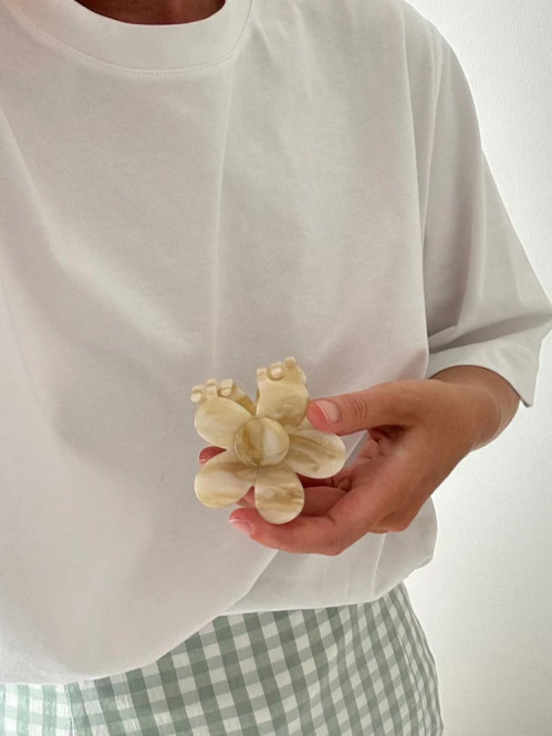 Flower clip creamy wht 
