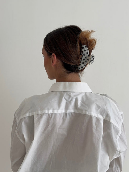Matilda clip black flower 