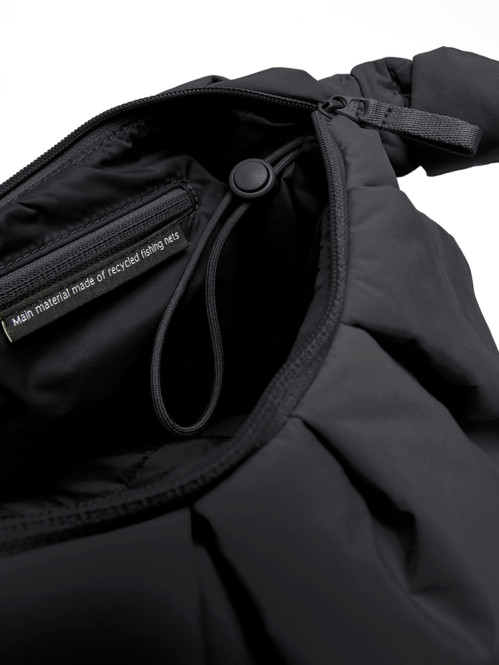 Pleat moon bag black 