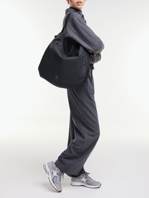 Curved bag monochrome black 