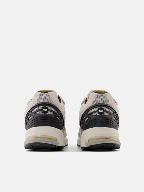 M1906dc sneaker reflection 
